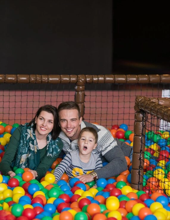 parents-kids-playing-pool-with-colorful-balls
